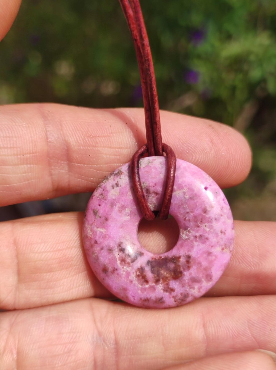 Cobalt Calcit Kobaltcalcit Schutz Donut Edelstein Kette pink rosa Natur Heilstein Rarität Frau Geschenk Sammler Energie Kraft Ruhe Glück - Art of Nature Berlin