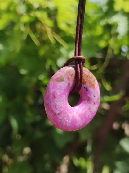 Cobalt Calcit Kobaltcalcit Schutz Donut Edelstein Kette pink rosa Natur Heilstein Rarität Frau Geschenk Sammler Energie Kraft Ruhe Glück - Art of Nature Berlin