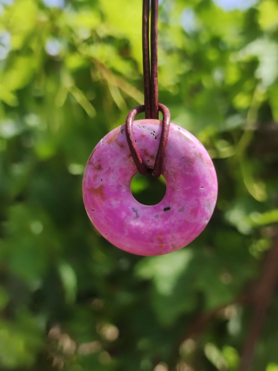 Cobalt Calcit Kobaltcalcit Schutz Donut Edelstein Kette pink rosa Natur Heilstein Rarität Frau Geschenk Sammler Energie Kraft Ruhe Glück - Art of Nature Berlin