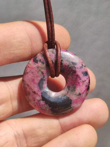 Cobalt Calcit Kobaltcalcit Schutz Donut Edelstein Kette pink rosa Natur Heilstein Rarität Frau Geschenk Sammler Energie Kraft Ruhe Glück - Art of Nature Berlin