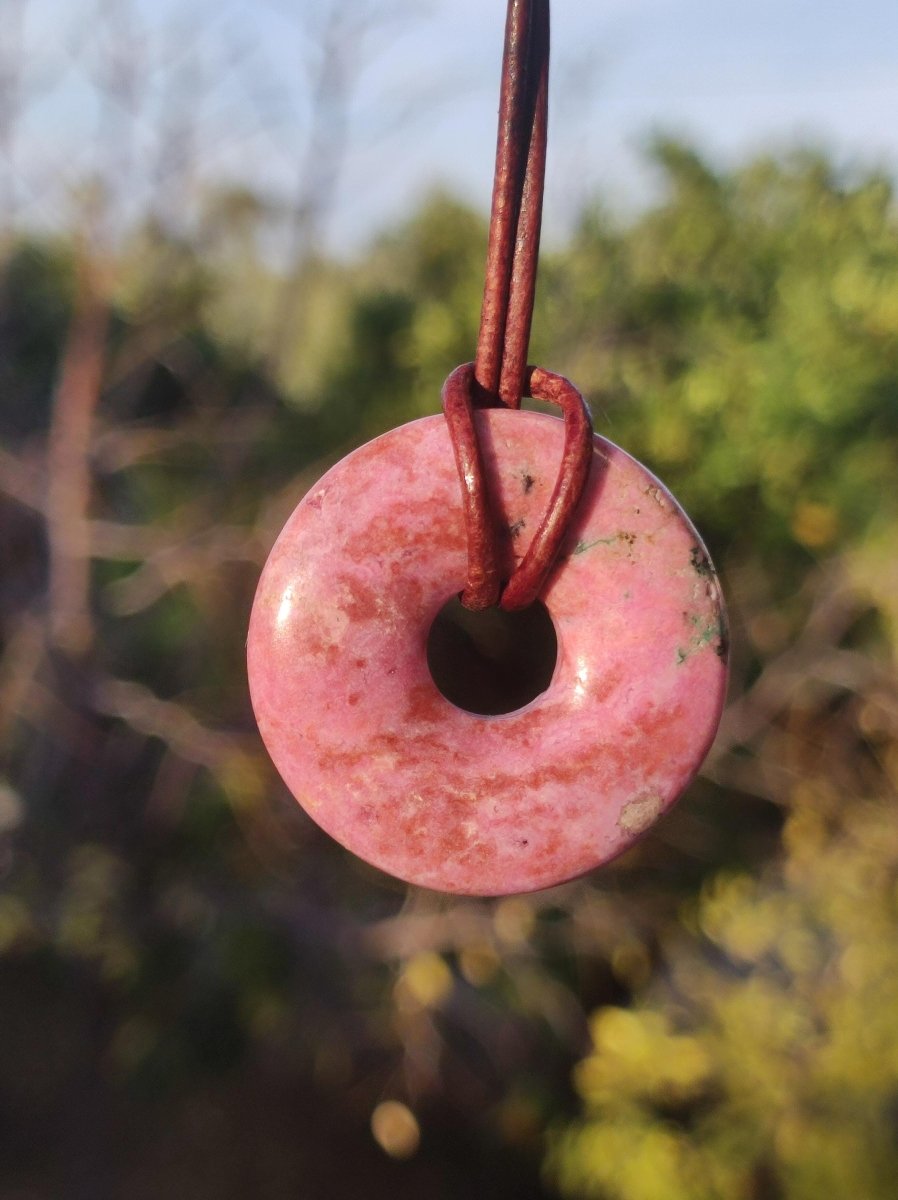 Cobalt Calcit Kobaltcalcit Schutz Donut Edelstein Kette pink rosa Natur Heilstein Rarität Frau Geschenk Sammler Energie Kraft Ruhe Glück - Art of Nature Berlin