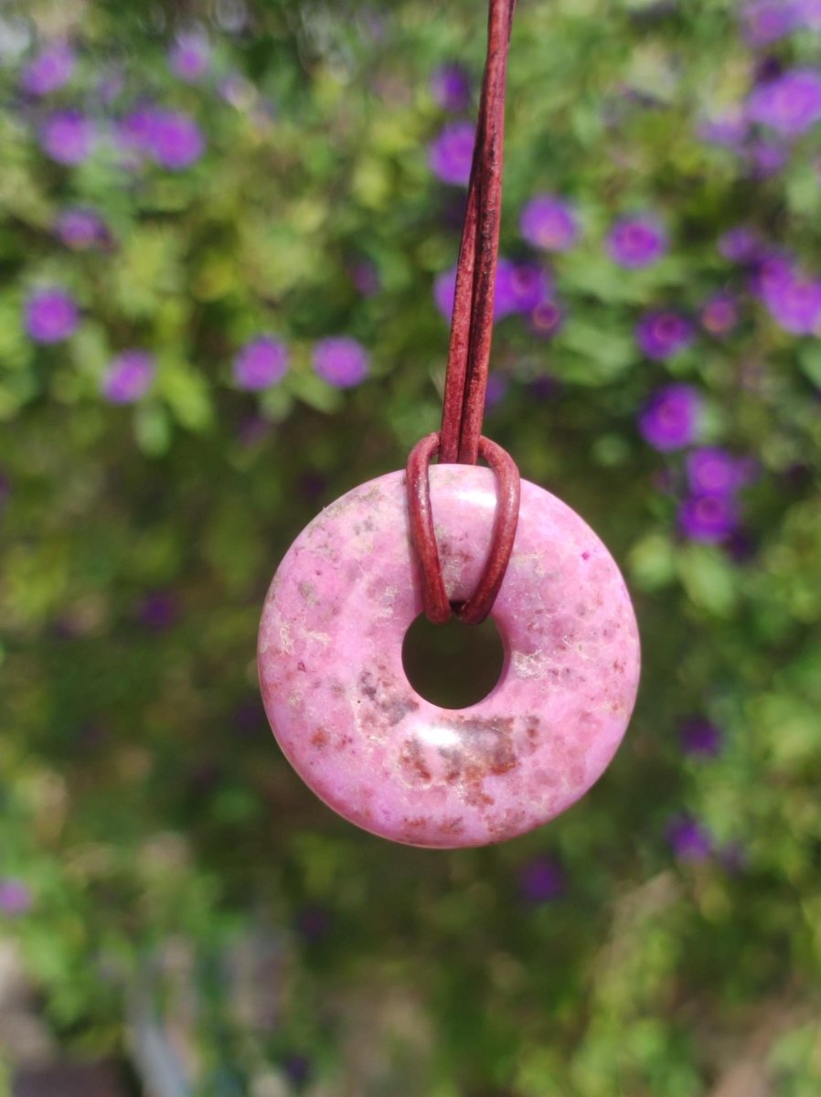 Cobalt Calcit Kobaltcalcit Schutz Donut Edelstein Kette pink rosa Natur Heilstein Rarität Frau Geschenk Sammler Energie Kraft Ruhe Glück - Art of Nature Berlin