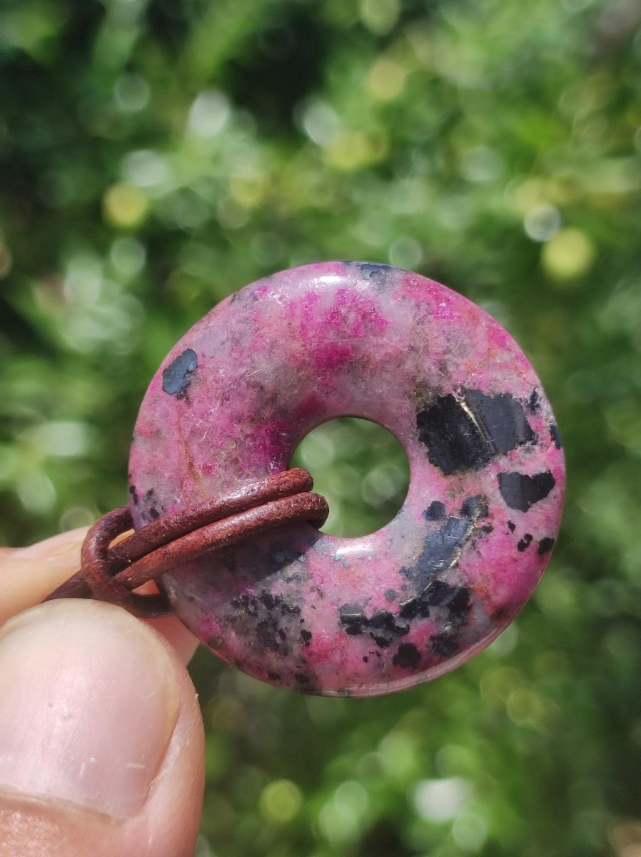 Cobalt Calcit Kobaltcalcit Schutz Donut Edelstein Kette pink rosa Natur Heilstein Rarität Frau Geschenk Sammler Energie Kraft Ruhe Glück - Art of Nature Berlin