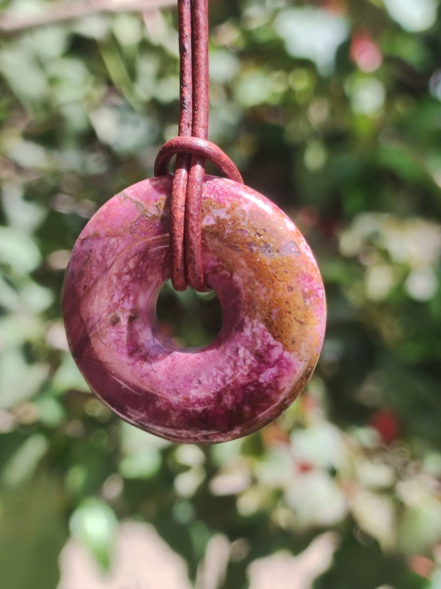 Cobalt Calcit Kobaltcalcit Schutz Donut Edelstein Kette pink rosa Natur Heilstein Rarität Frau Geschenk Sammler Energie Kraft Ruhe Glück - Art of Nature Berlin