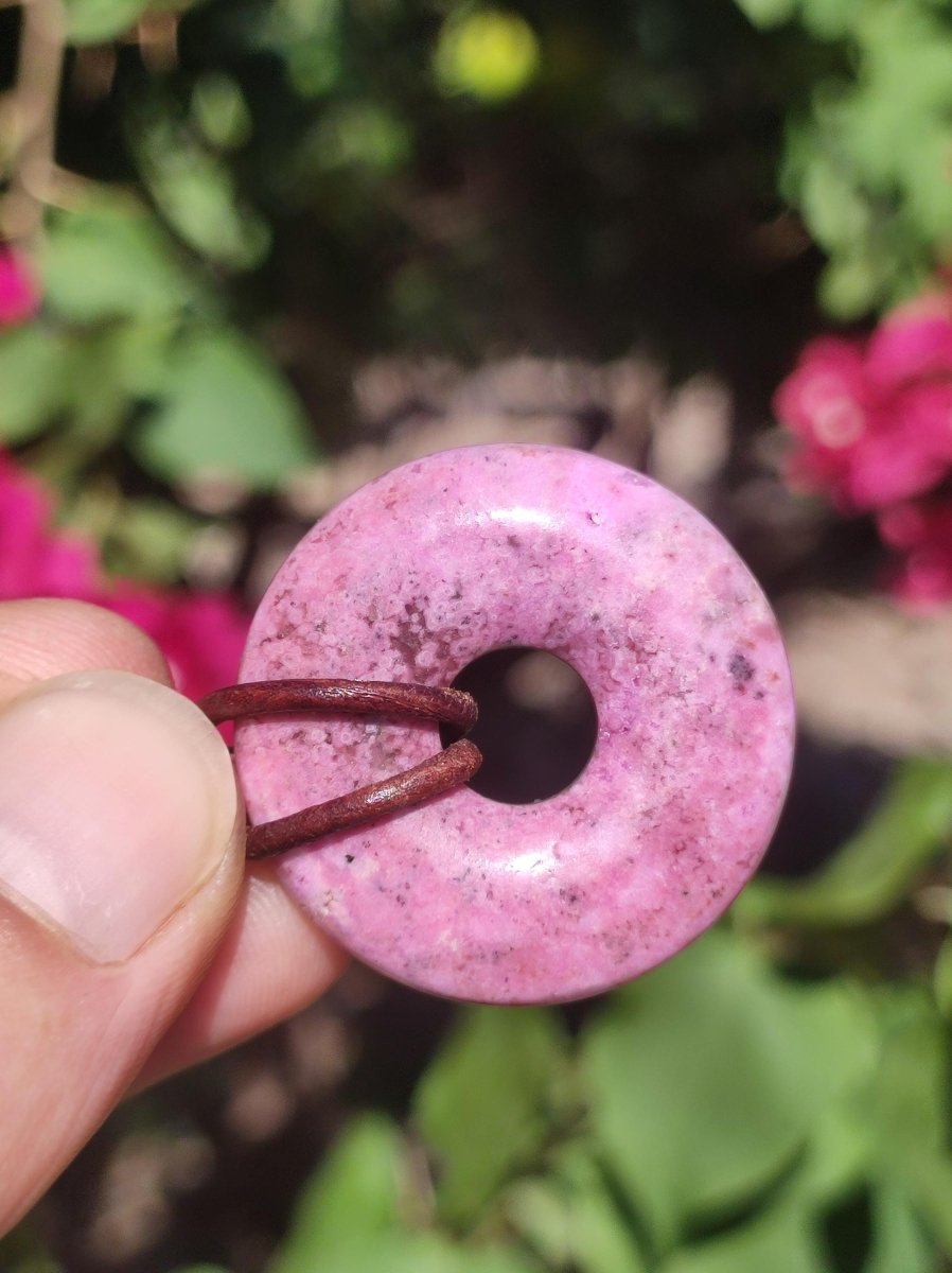 Cobalt Calcit Kobaltcalcit Schutz Donut Edelstein Kette pink rosa Natur Heilstein Rarität Frau Geschenk Sammler Energie Kraft Ruhe Glück - Art of Nature Berlin