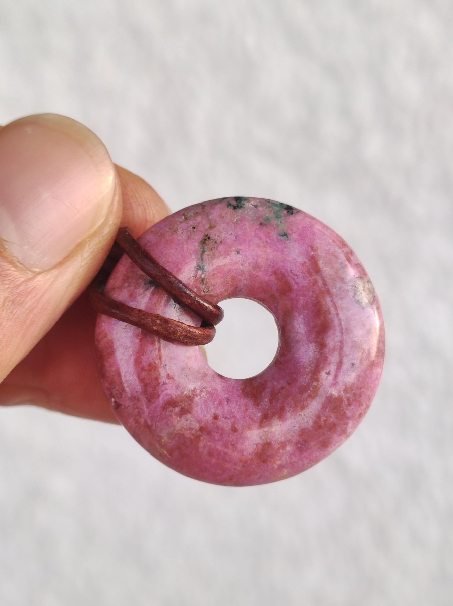 Cobalt Calcit Kobaltcalcit Schutz Donut Edelstein Kette pink rosa Natur Heilstein Rarität Frau Geschenk Sammler Energie Kraft Ruhe Glück - Art of Nature Berlin