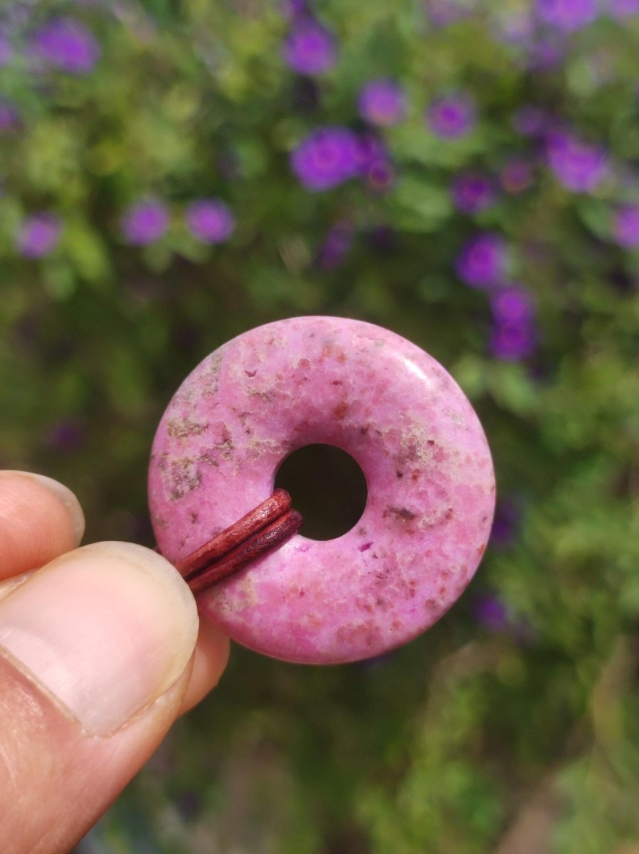 Cobalt Calcit Kobaltcalcit Schutz Donut Edelstein Kette pink rosa Natur Heilstein Rarität Frau Geschenk Sammler Energie Kraft Ruhe Glück - Art of Nature Berlin