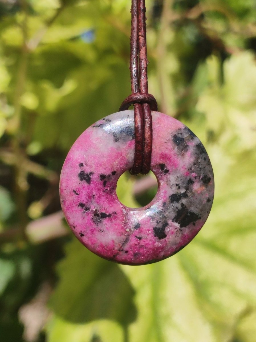 Cobalt Calcit Kobaltcalcit Schutz Donut Edelstein Kette pink rosa Natur Heilstein Rarität Frau Geschenk Sammler Energie Kraft Ruhe Glück - Art of Nature Berlin