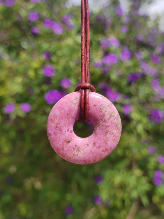 Cobalt Calcit Kobaltcalcit Schutz Donut Edelstein Kette pink rosa Natur Heilstein Rarität Frau Geschenk Sammler Energie Kraft Ruhe Glück - Art of Nature Berlin
