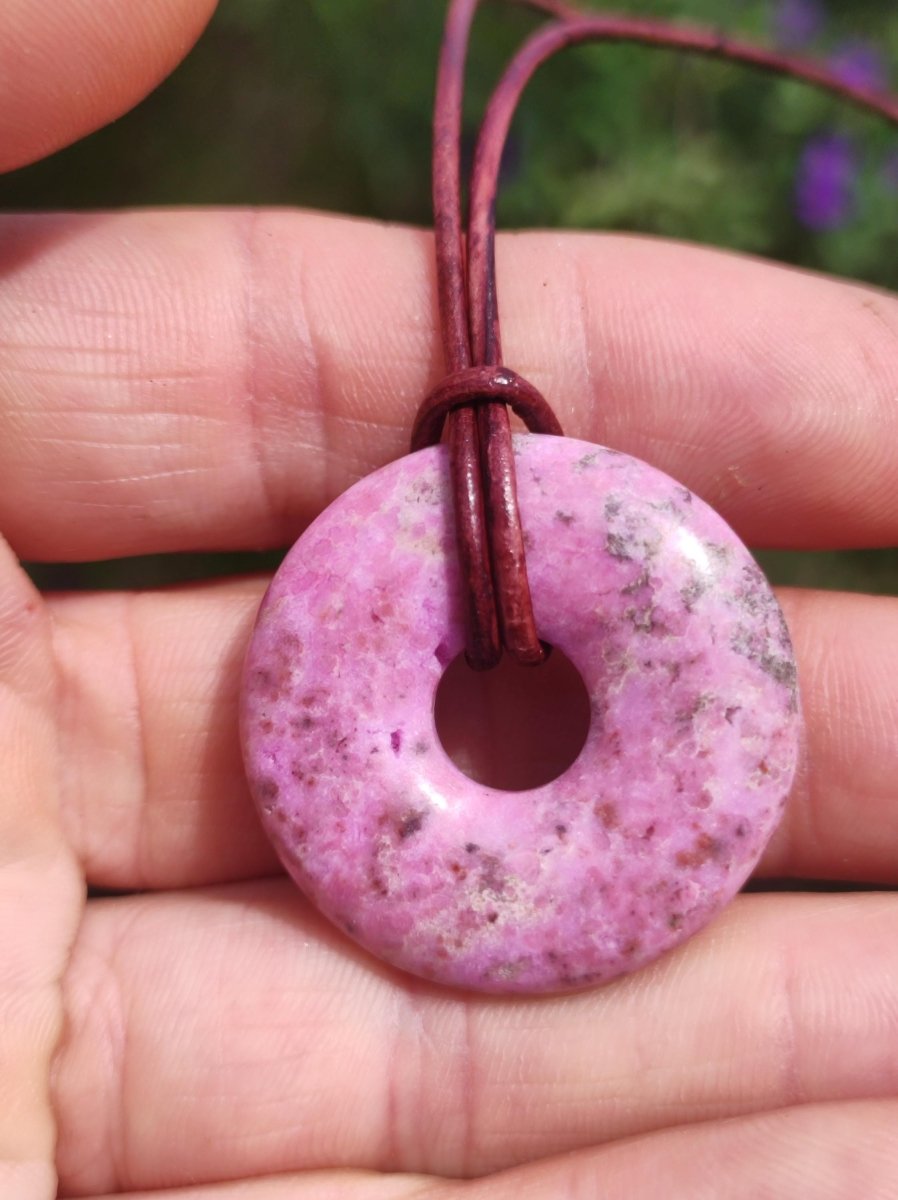Cobalt Calcit Kobaltcalcit Schutz Donut Edelstein Kette pink rosa Natur Heilstein Rarität Frau Geschenk Sammler Energie Kraft Ruhe Glück - Art of Nature Berlin