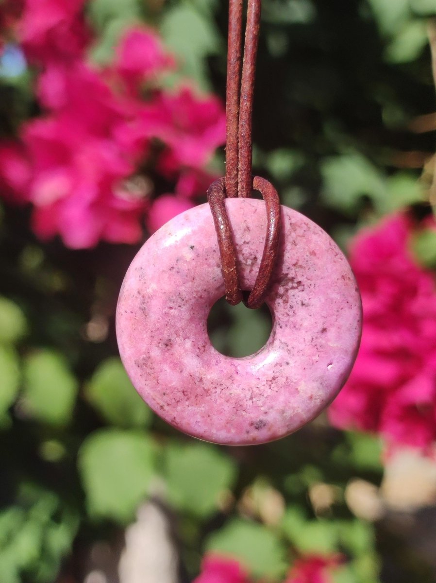 Cobalt Calcit Kobaltcalcit Schutz Donut Edelstein Kette pink rosa Natur Heilstein Rarität Frau Geschenk Sammler Energie Kraft Ruhe Glück - Art of Nature Berlin