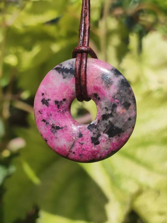 Cobalt Calcit Kobaltcalcit Schutz Donut Edelstein Kette pink rosa Natur Heilstein Rarität Frau Geschenk Sammler Energie Kraft Ruhe Glück - Art of Nature Berlin