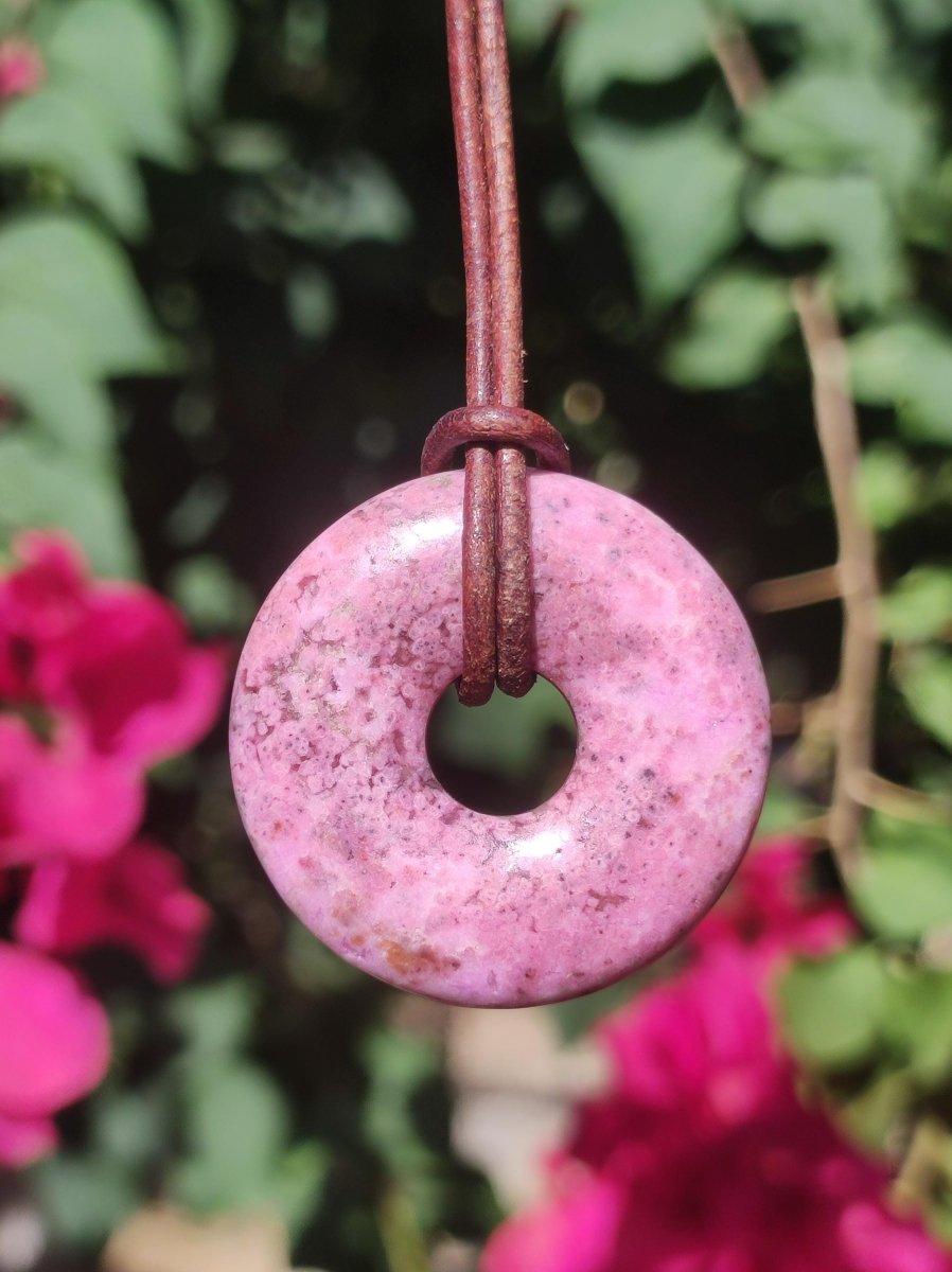 Cobalt Calcit Kobaltcalcit Schutz Donut Edelstein Kette pink rosa Natur Heilstein Rarität Frau Geschenk Sammler Energie Kraft Ruhe Glück - Art of Nature Berlin