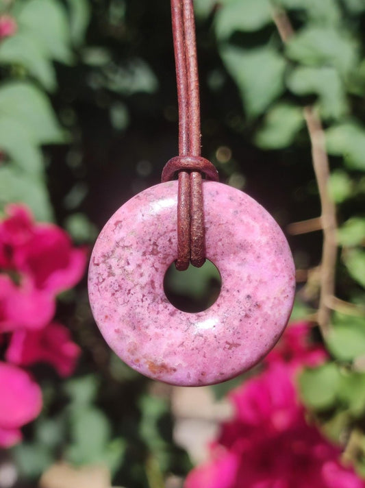 Cobalt Calcit Kobaltcalcit Schutz Donut Edelstein Kette pink rosa Natur Heilstein Rarität Frau Geschenk Sammler Energie Kraft Ruhe Glück - Art of Nature Berlin