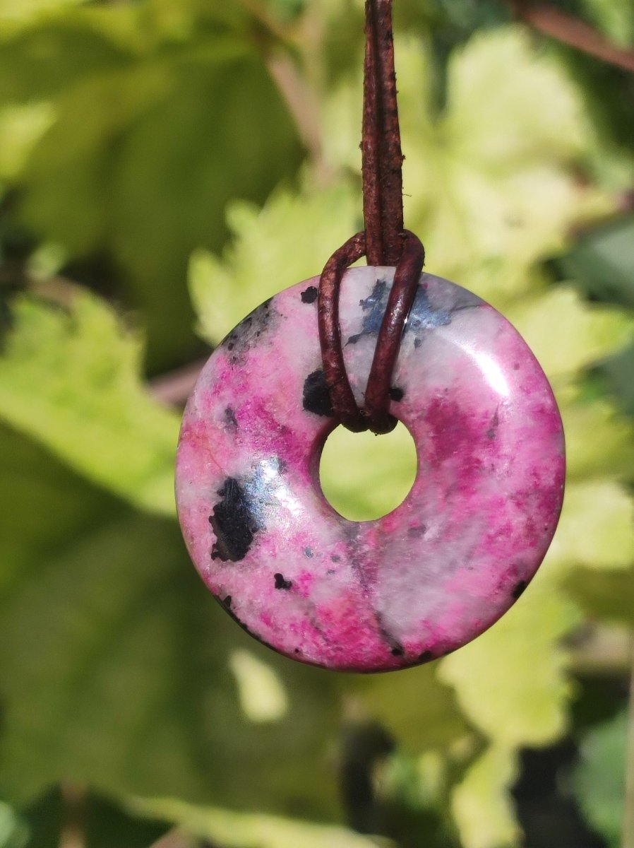 Cobalt Calcit Kobaltcalcit Schutz Donut Edelstein Kette pink rosa Natur Heilstein Rarität Frau Geschenk Sammler Energie Kraft Ruhe Glück - Art of Nature Berlin