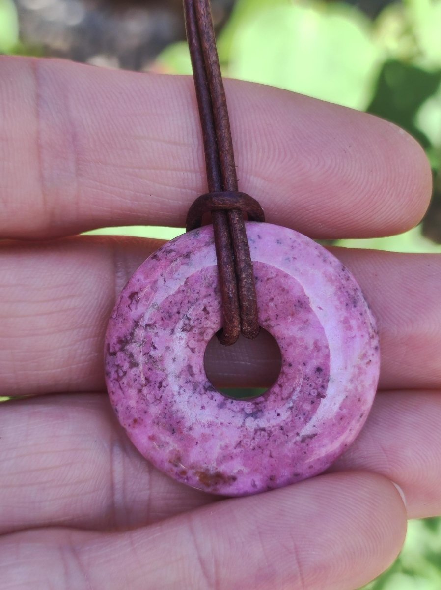 Cobalt Calcit Kobaltcalcit Schutz Donut Edelstein Kette pink rosa Natur Heilstein Rarität Frau Geschenk Sammler Energie Kraft Ruhe Glück - Art of Nature Berlin