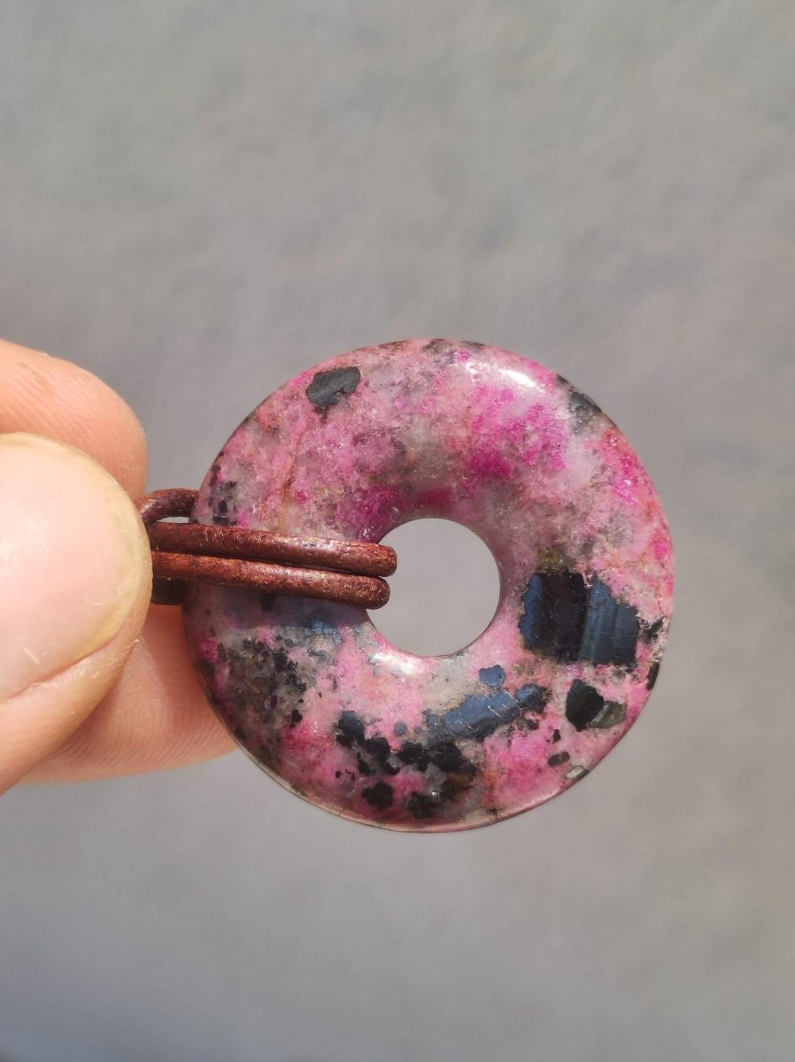 Cobalt Calcit Kobaltcalcit Schutz Donut Edelstein Kette pink rosa Natur Heilstein Rarität Frau Geschenk Sammler Energie Kraft Ruhe Glück - Art of Nature Berlin