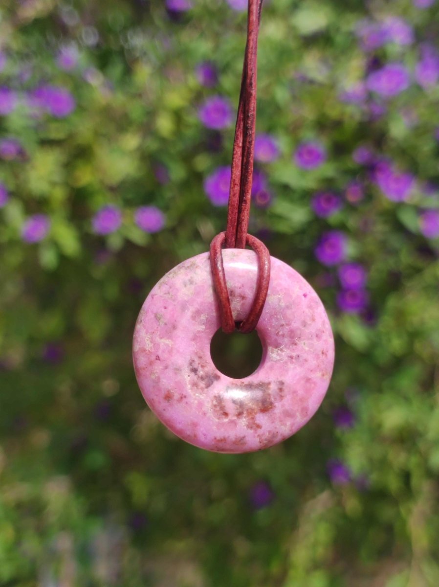 Cobalt Calcit Kobaltcalcit Schutz Donut Edelstein Kette pink rosa Natur Heilstein Rarität Frau Geschenk Sammler Energie Kraft Ruhe Glück - Art of Nature Berlin