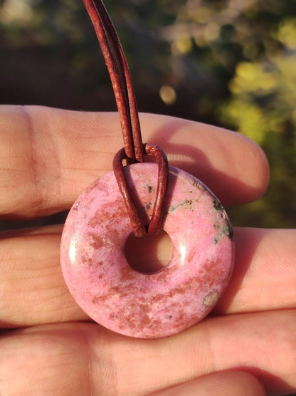 Cobalt Calcit Kobaltcalcit Schutz Donut Edelstein Kette pink rosa Natur Heilstein Rarität Frau Geschenk Sammler Energie Kraft Ruhe Glück - Art of Nature Berlin