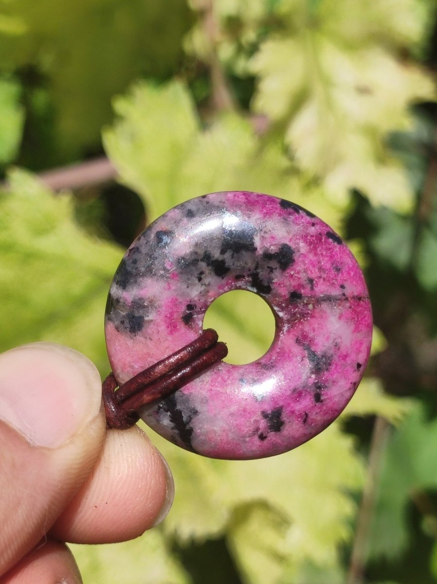 Cobalt Calcit Kobaltcalcit Schutz Donut Edelstein Kette pink rosa Natur Heilstein Rarität Frau Geschenk Sammler Energie Kraft Ruhe Glück - Art of Nature Berlin