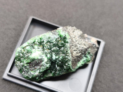 Cuproadamit Kristallstufe Tsumeb Namibia 40 mm | Tiefgrüne Kristalle Zincolivenit Seltenes Sammlermineral Rarität Sammler roh Stufe Edelst - Art of Nature Berlin
