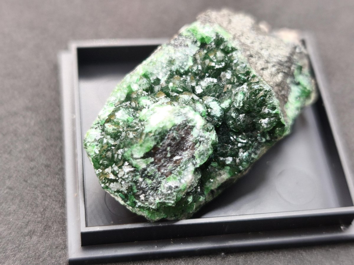 Cuproadamit Kristallstufe Tsumeb Namibia 40 mm | Tiefgrüne Kristalle Zincolivenit Seltenes Sammlermineral Rarität Sammler roh Stufe Edelst - Art of Nature Berlin