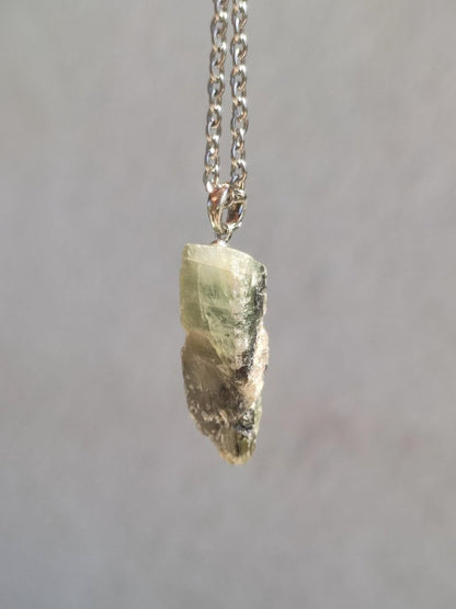 Cyanit grün blau + 925 Sterling Silber Öse ~ Edelstein Kette ~HIPPIE ~GOA ~Boho ~Ethno ~Nature ~Heilstein Rarität - Art of Nature Berlin