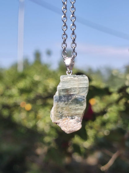 Cyanit grün blau + 925 Sterling Silber Öse Edelstein Kette roh Anhänger Natur Heilstein Kristall Geschenk Mann Frau Mutter Vater Er Sie - Art of Nature Berlin