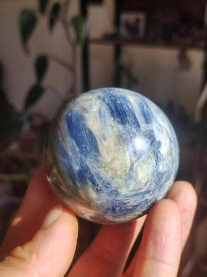 Cyanit grün + blau & Rubin - Edelstein Kugel Deko Sphere Sammler Mineral Stufe Heilstein Wohn Natur Qualität Selten Rarität Geschenk Mann - Art of Nature Berlin