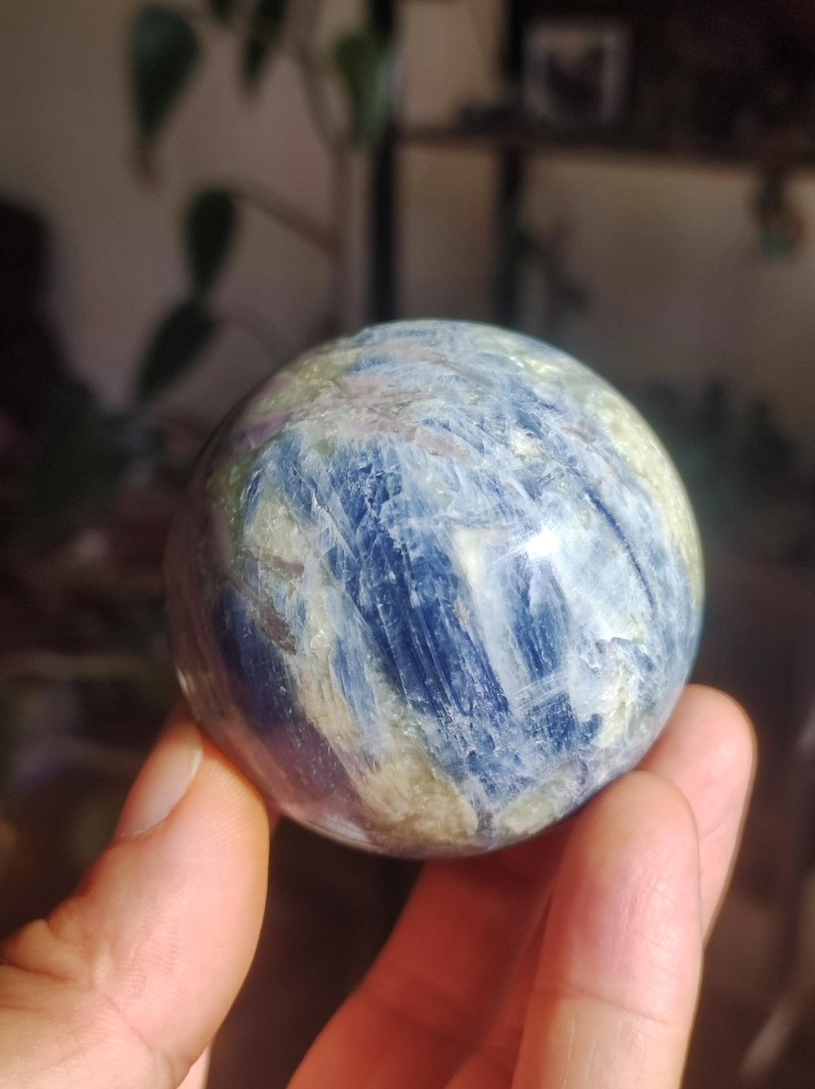 Cyanit grün + blau & Rubin - Edelstein Kugel Deko Sphere Sammler Mineral Stufe Heilstein Wohn Natur Qualität Selten Rarität Geschenk Mann - Art of Nature Berlin