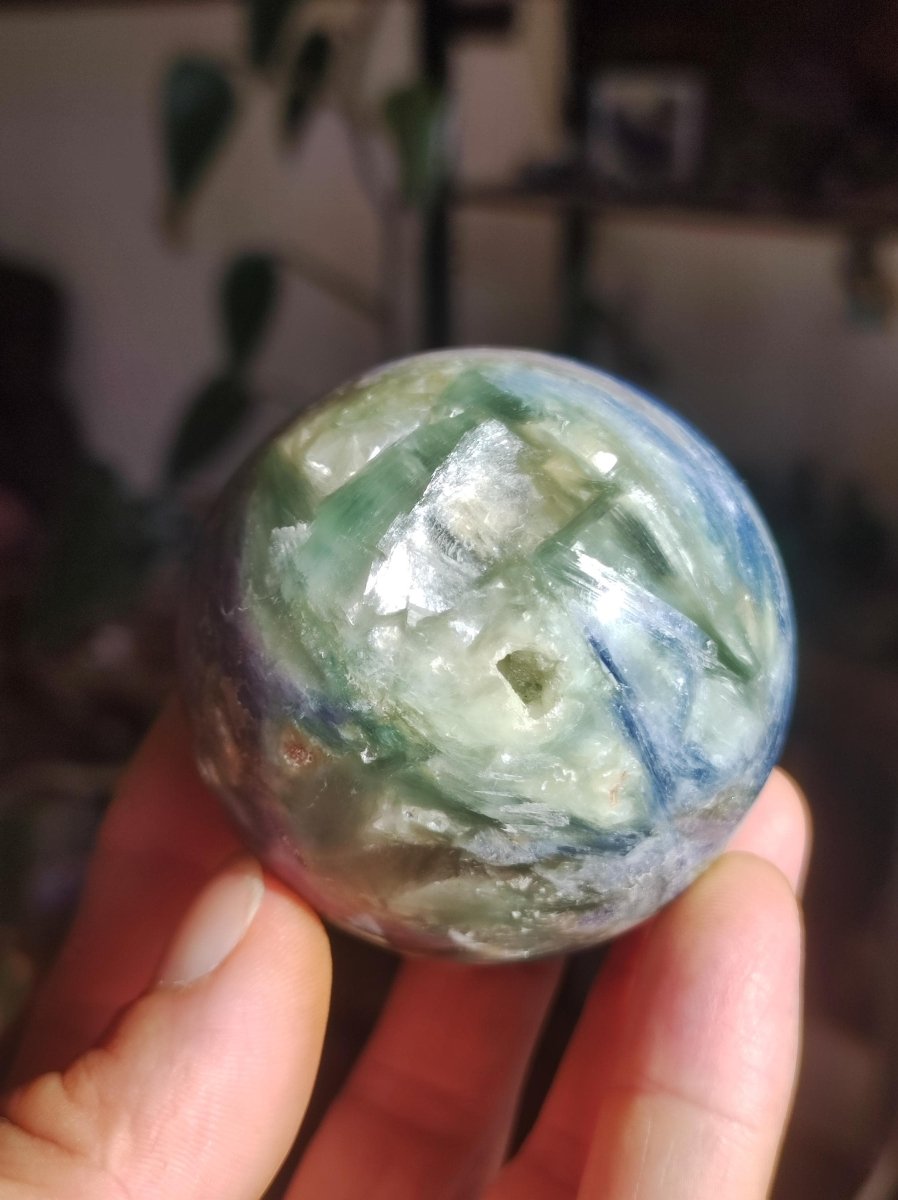 Cyanit grün + blau & Rubin - Edelstein Kugel Deko Sphere Sammler Mineral Stufe Heilstein Wohn Natur Qualität Selten Rarität Geschenk Mann - Art of Nature Berlin