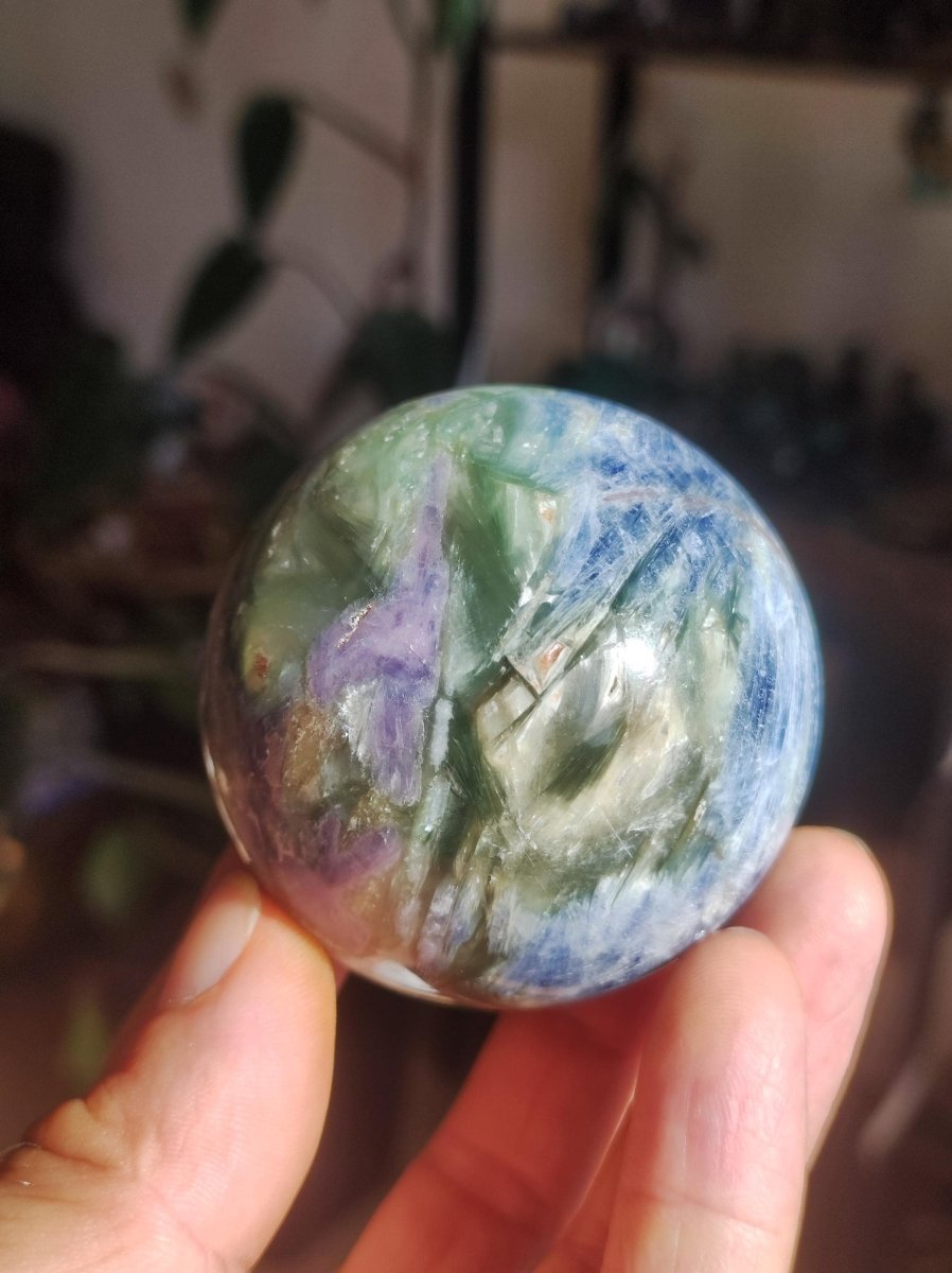 Cyanit grün + blau & Rubin - Edelstein Kugel Deko Sphere Sammler Mineral Stufe Heilstein Wohn Natur Qualität Selten Rarität Geschenk Mann - Art of Nature Berlin