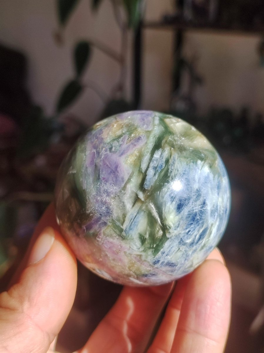 Cyanit grün + blau & Rubin - Edelstein Kugel Deko Sphere Sammler Mineral Stufe Heilstein Wohn Natur Qualität Selten Rarität Geschenk Mann - Art of Nature Berlin