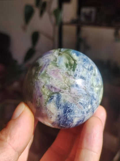 Cyanit grün + blau & Rubin - Edelstein Kugel Deko Sphere Sammler Mineral Stufe Heilstein Wohn Natur Qualität Selten Rarität Geschenk Mann - Art of Nature Berlin