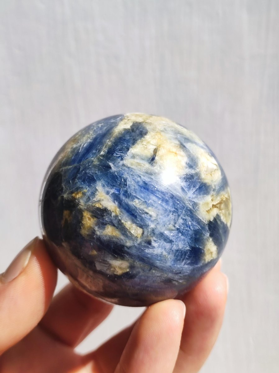 Cyanit Kyanit Disthen Sapparit blau AAA Edelstein Kugel Deko Sphere Sammler Mineral Stufe Heilstein wohnen Natur Qualität Selten Rarität - Art of Nature Berlin