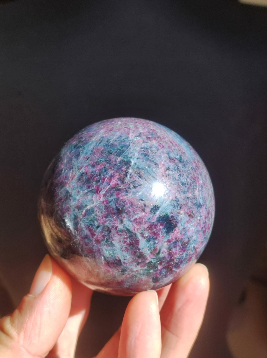Cyanit & Rubin blau rot grün - Edelstein Kugel Deko Sphere Sammler Mineral Stufe Heilstein Wohn Natur Qualität Selten Rarität Geschenk Mann - Art of Nature Berlin