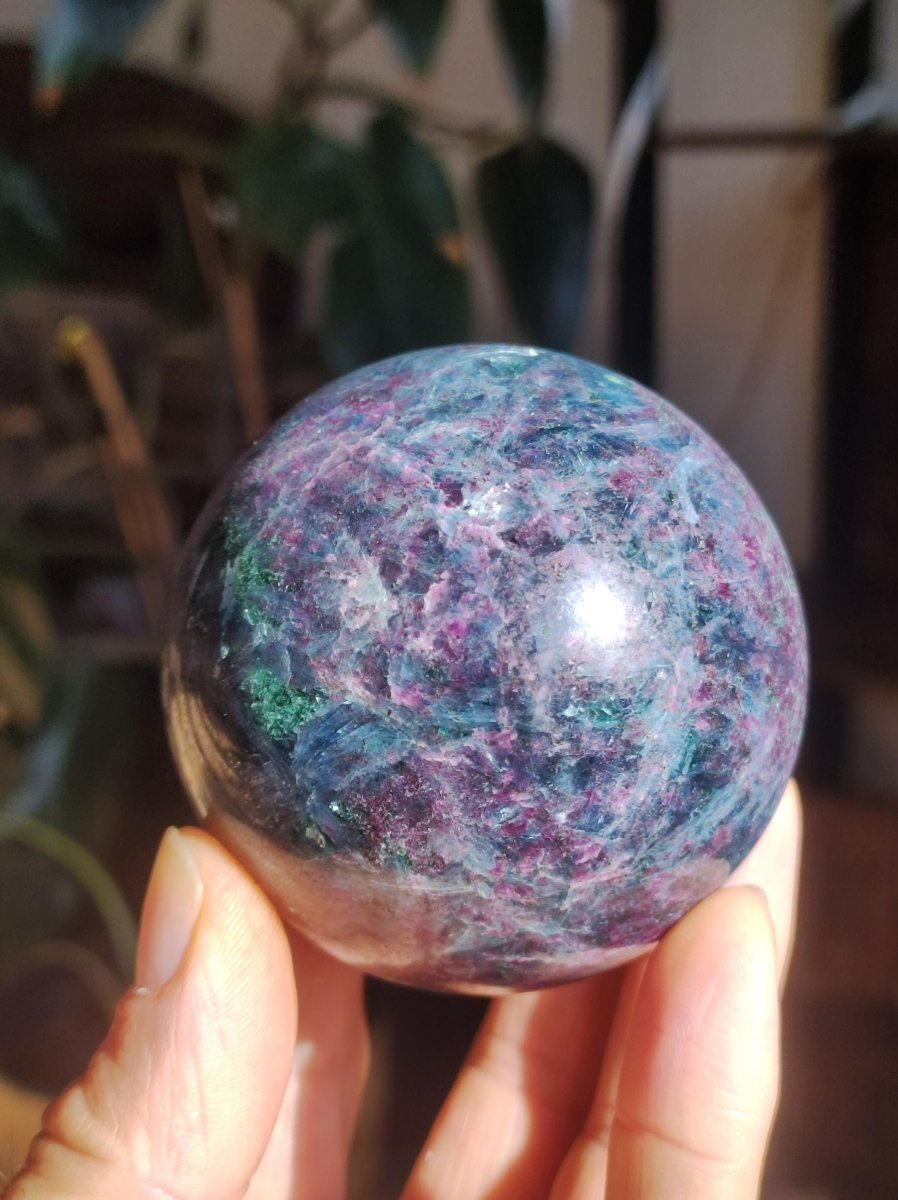 Cyanit & Rubin blau rot grün - Edelstein Kugel Deko Sphere Sammler Mineral Stufe Heilstein Wohn Natur Qualität Selten Rarität Geschenk Mann - Art of Nature Berlin