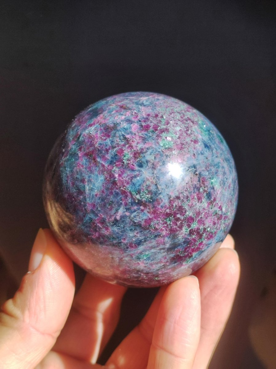 Cyanit & Rubin blau rot grün - Edelstein Kugel Deko Sphere Sammler Mineral Stufe Heilstein Wohn Natur Qualität Selten Rarität Geschenk Mann - Art of Nature Berlin