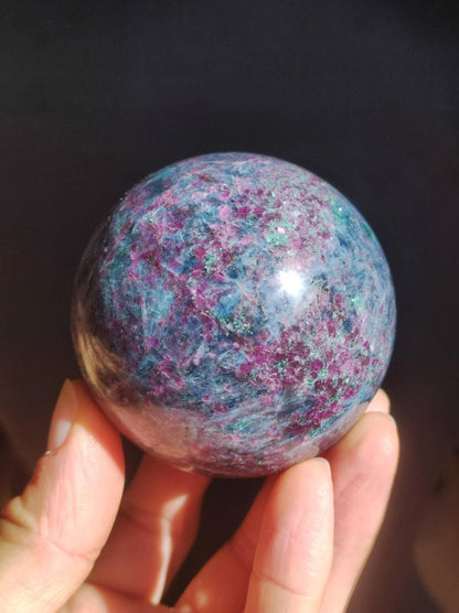 Cyanit & Rubin blau rot grün - Edelstein Kugel Deko Sphere Sammler Mineral Stufe Heilstein Wohn Natur Qualität Selten Rarität Geschenk Mann - Art of Nature Berlin