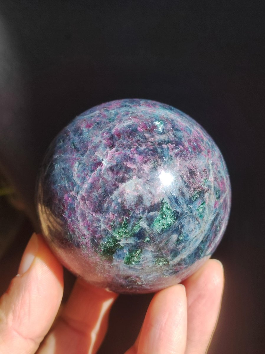 Cyanit & Rubin blau rot grün - Edelstein Kugel Deko Sphere Sammler Mineral Stufe Heilstein Wohn Natur Qualität Selten Rarität Geschenk Mann - Art of Nature Berlin