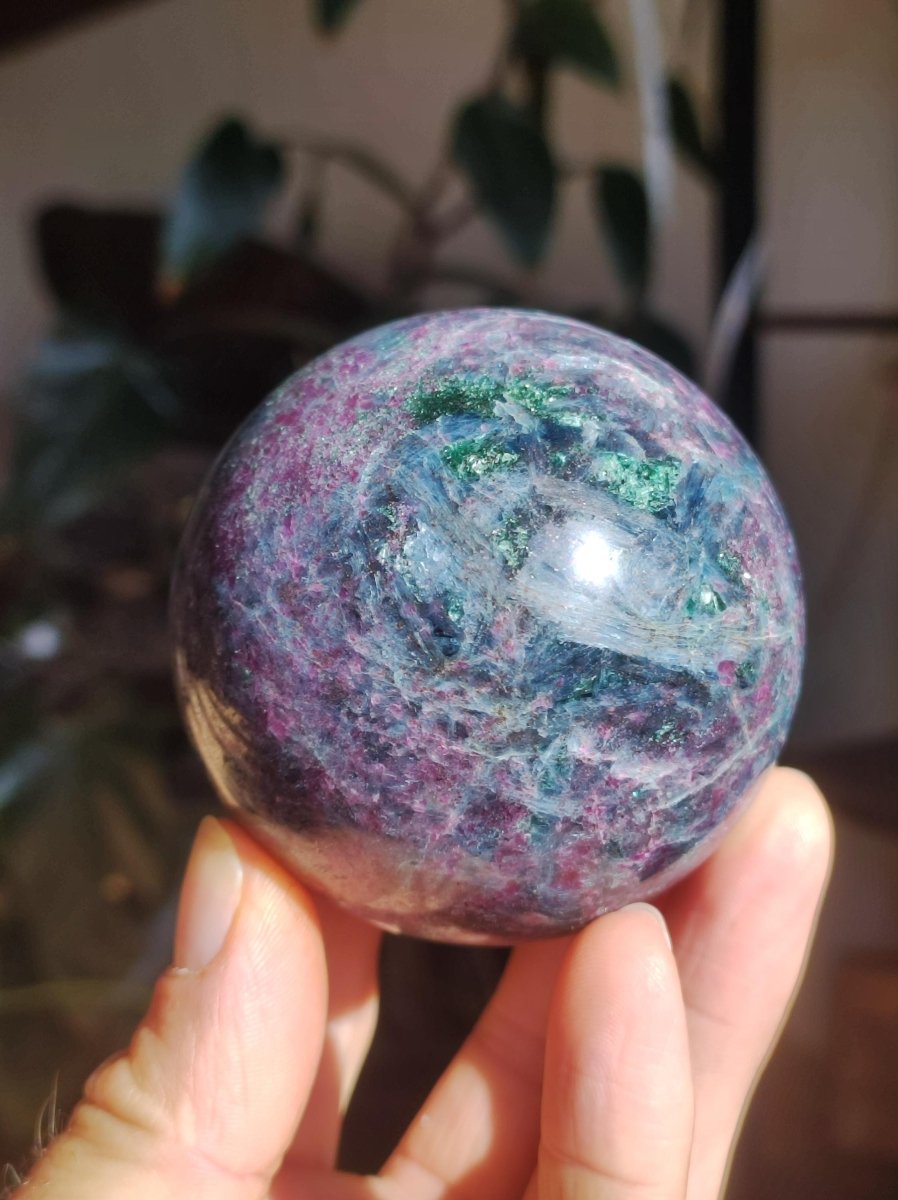 Cyanit & Rubin blau rot grün - Edelstein Kugel Deko Sphere Sammler Mineral Stufe Heilstein Wohn Natur Qualität Selten Rarität Geschenk Mann - Art of Nature Berlin