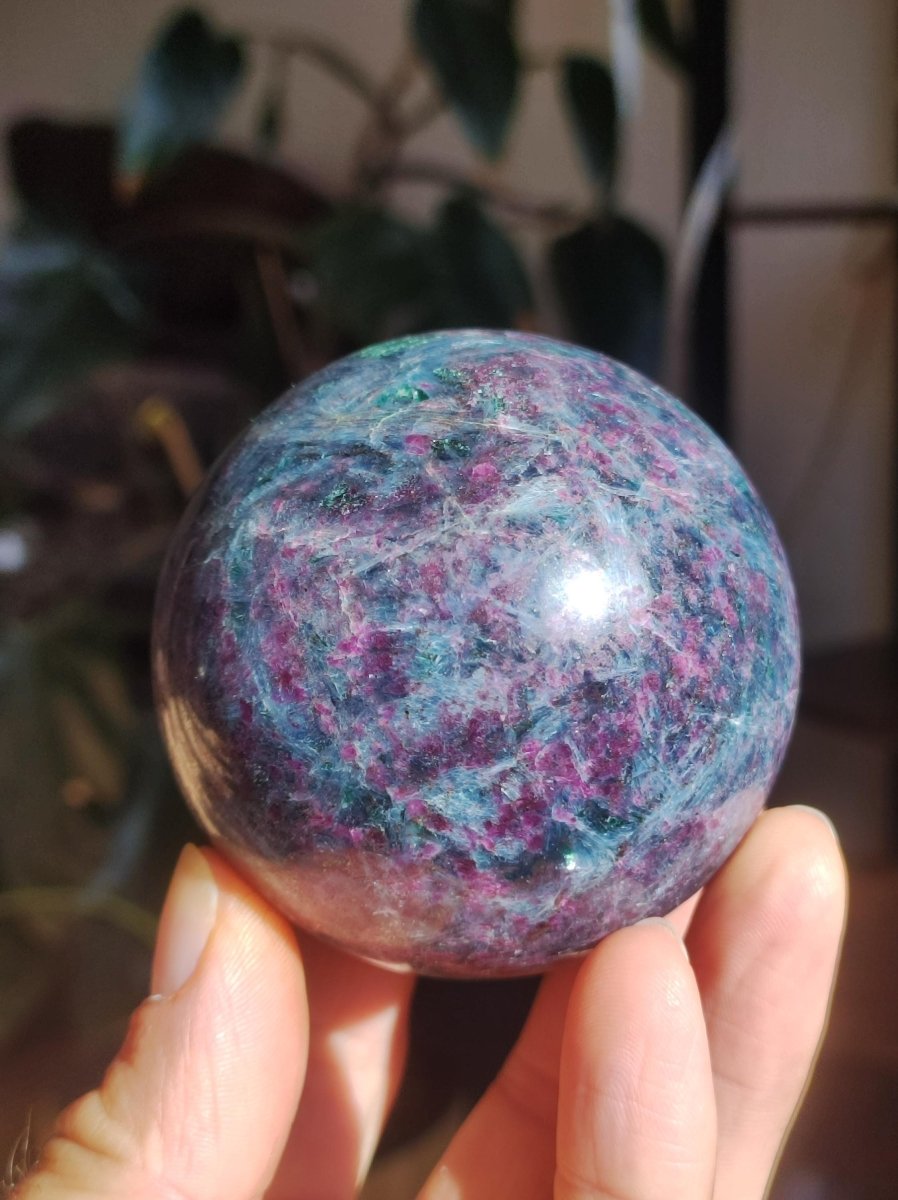 Cyanit & Rubin blau rot grün - Edelstein Kugel Deko Sphere Sammler Mineral Stufe Heilstein Wohn Natur Qualität Selten Rarität Geschenk Mann - Art of Nature Berlin