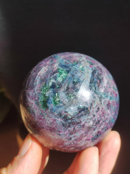 Cyanit & Rubin blau rot grün - Edelstein Kugel Deko Sphere Sammler Mineral Stufe Heilstein Wohn Natur Qualität Selten Rarität Geschenk Mann - Art of Nature Berlin