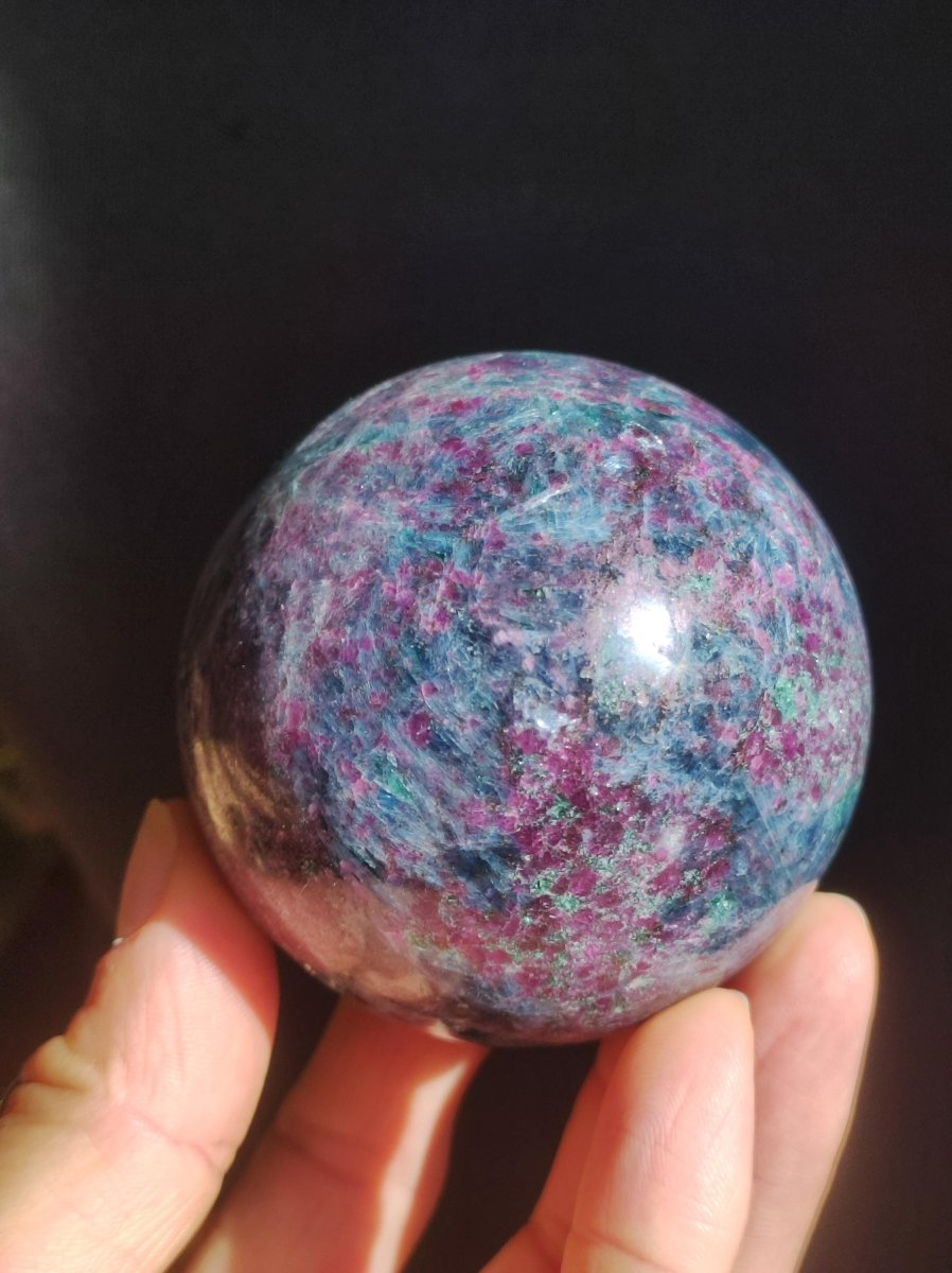 Cyanit & Rubin blau rot grün - Edelstein Kugel Deko Sphere Sammler Mineral Stufe Heilstein Wohn Natur Qualität Selten Rarität Geschenk Mann - Art of Nature Berlin