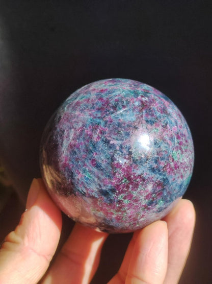 Cyanit & Rubin blau rot grün - Edelstein Kugel Deko Sphere Sammler Mineral Stufe Heilstein Wohn Natur Qualität Selten Rarität Geschenk Mann - Art of Nature Berlin