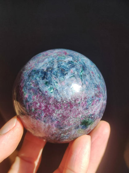 Cyanit & Rubin blau rot grün - Edelstein Kugel Deko Sphere Sammler Mineral Stufe Heilstein Wohn Natur Qualität Selten Rarität Geschenk Mann - Art of Nature Berlin