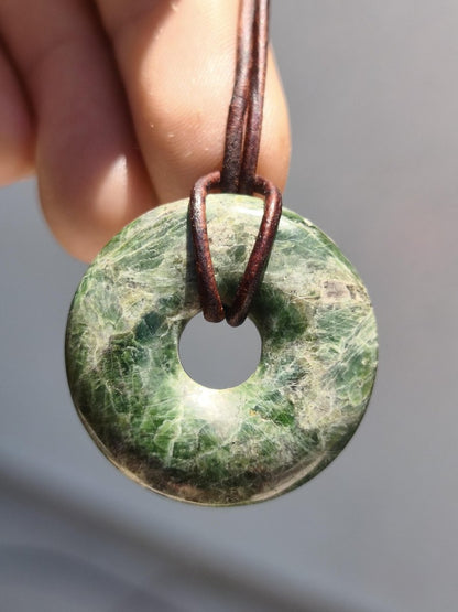 Diopsid ~ Edelstein Kette grün HIPPIE GOA Boho Ethno Natur Heilstein Rarität Kristalle Schmuck Anhänger Natur Stein Donut Geschenk Magisch - Art of Nature Berlin