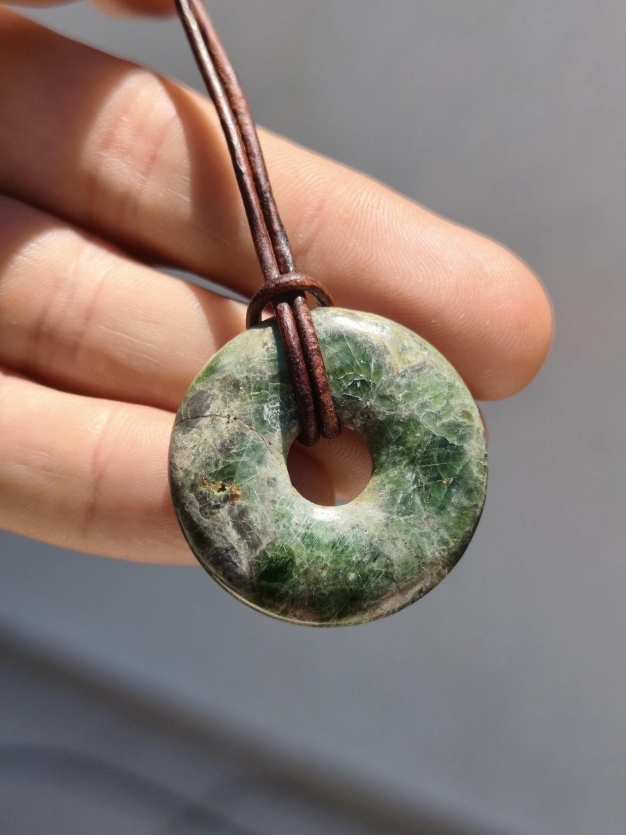Diopsid ~ Edelstein Kette grün HIPPIE GOA Boho Ethno Natur Heilstein Rarität Kristalle Schmuck Anhänger Natur Stein Donut Geschenk Magisch - Art of Nature Berlin