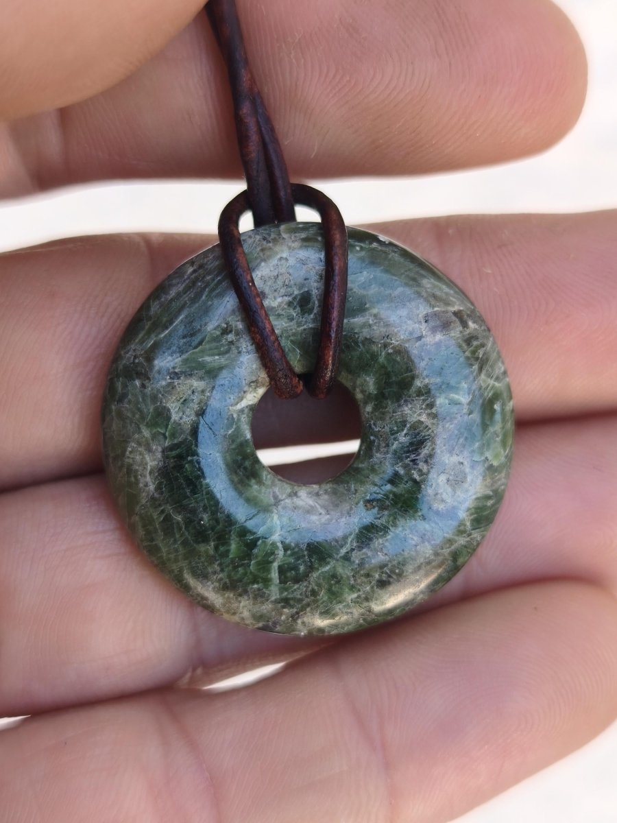 Diopsid ~ Edelstein Kette grün HIPPIE GOA Boho Ethno Natur Heilstein Rarität Kristalle Schmuck Anhänger Natur Stein Donut Geschenk Magisch - Art of Nature Berlin