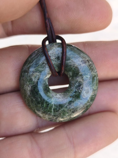 Diopsid ~ Edelstein Kette grün HIPPIE GOA Boho Ethno Natur Heilstein Rarität Kristalle Schmuck Anhänger Natur Stein Donut Geschenk Magisch - Art of Nature Berlin
